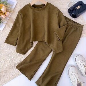 Green and Brown Minimalist Matching Set with Wide-Leg Pants